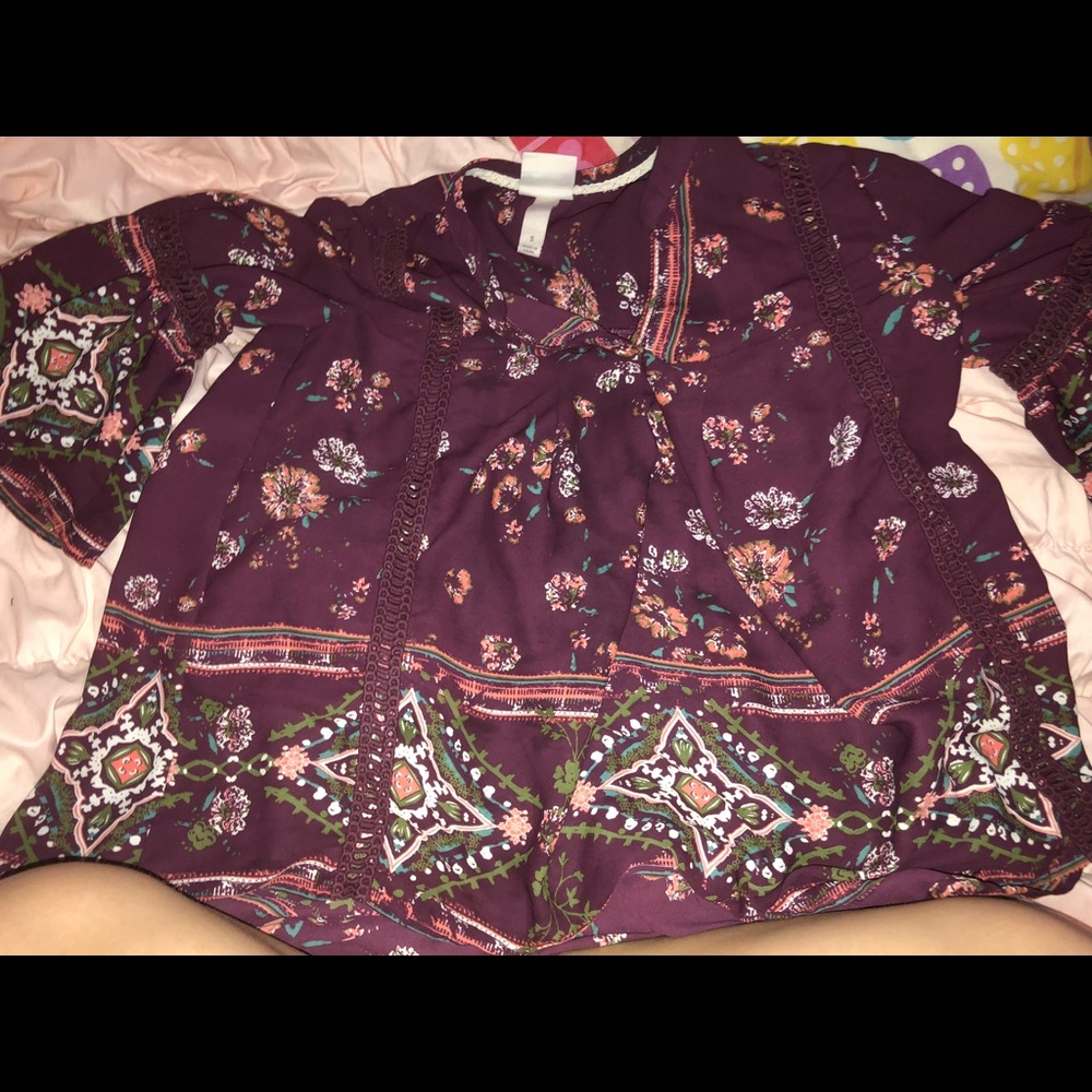 A cute blouse and a pair of shorts together!💖💖💖